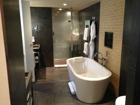 sofitel-legend-the-grand-prestige-suite-bathroom