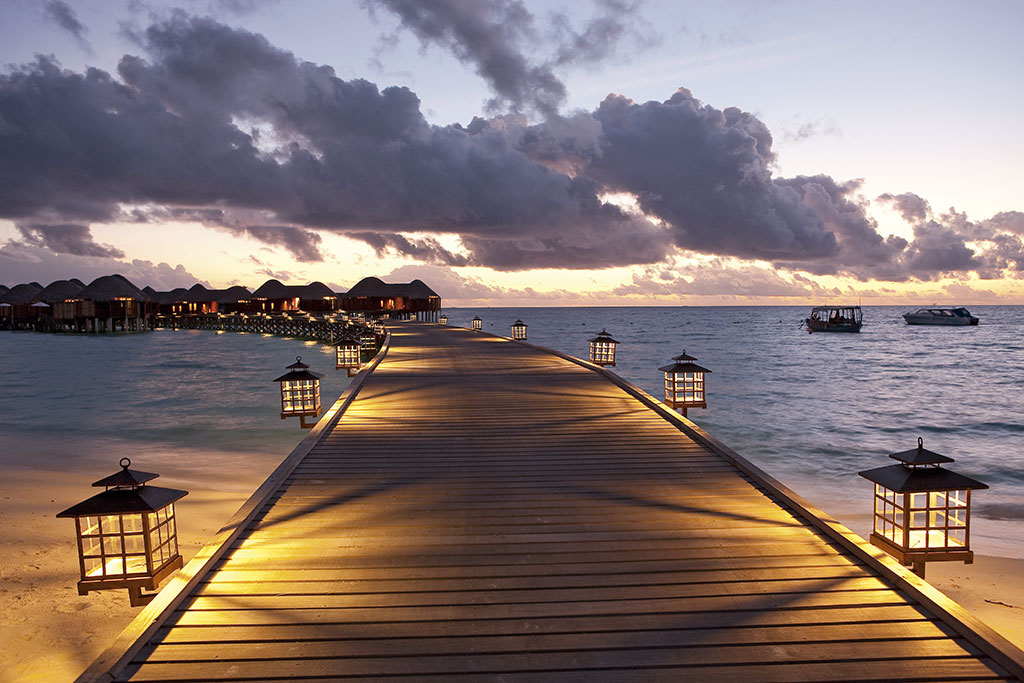 Halaveli-Water-Villas-night