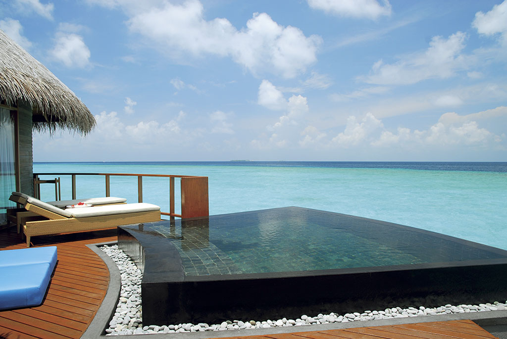 Halaveli-water_villa_pool