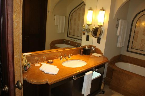 shangri-la-hotel-qaryat-bathroom