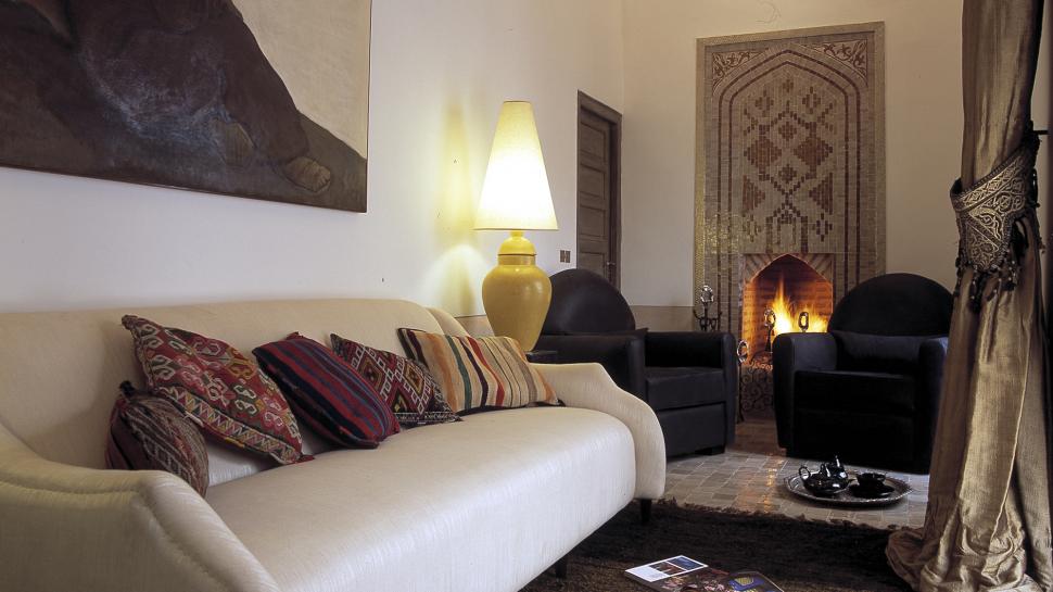 Riad-Farnatchi-sitting-area-with-fireplace