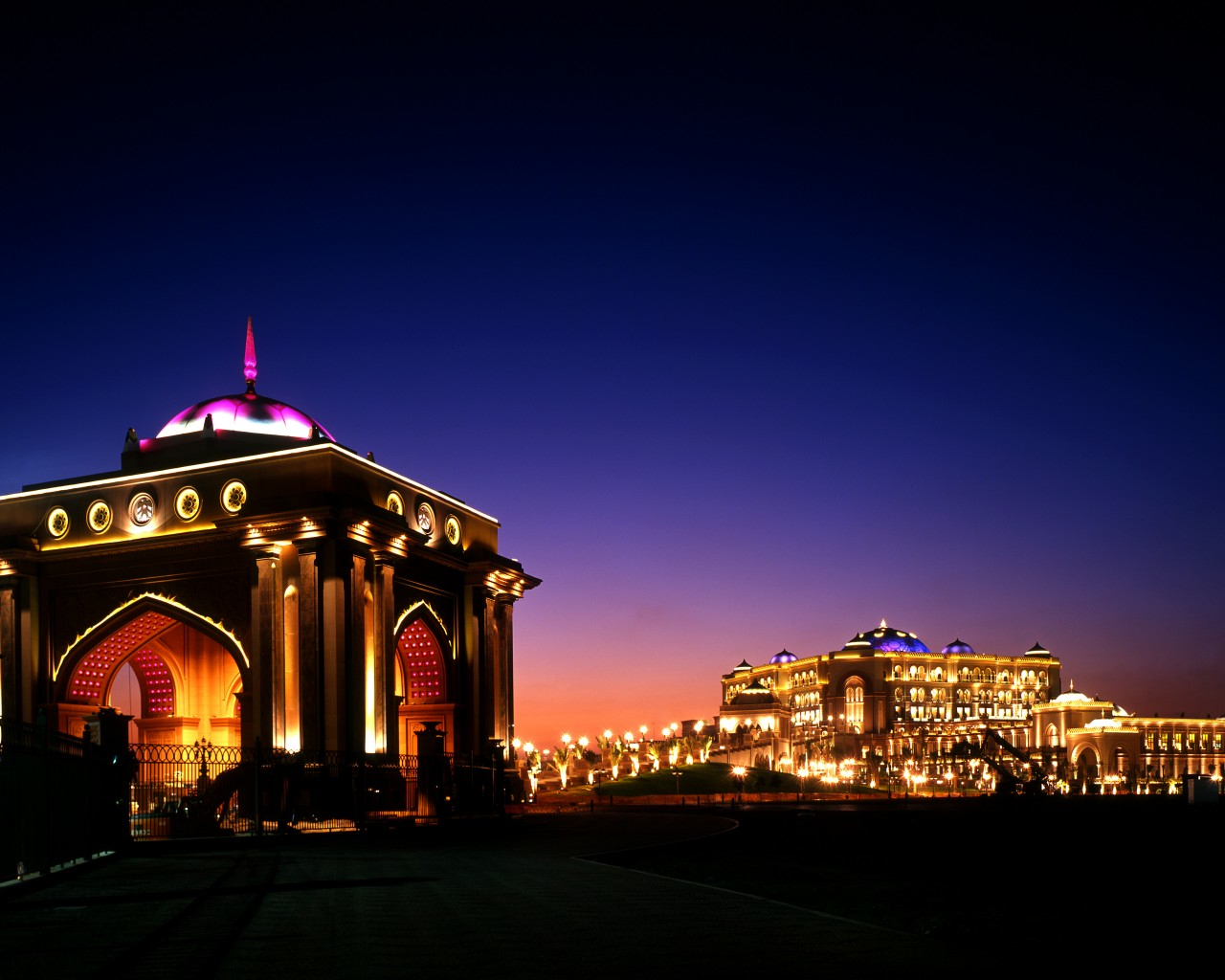 Emirates-Palace-Front-View-Arch