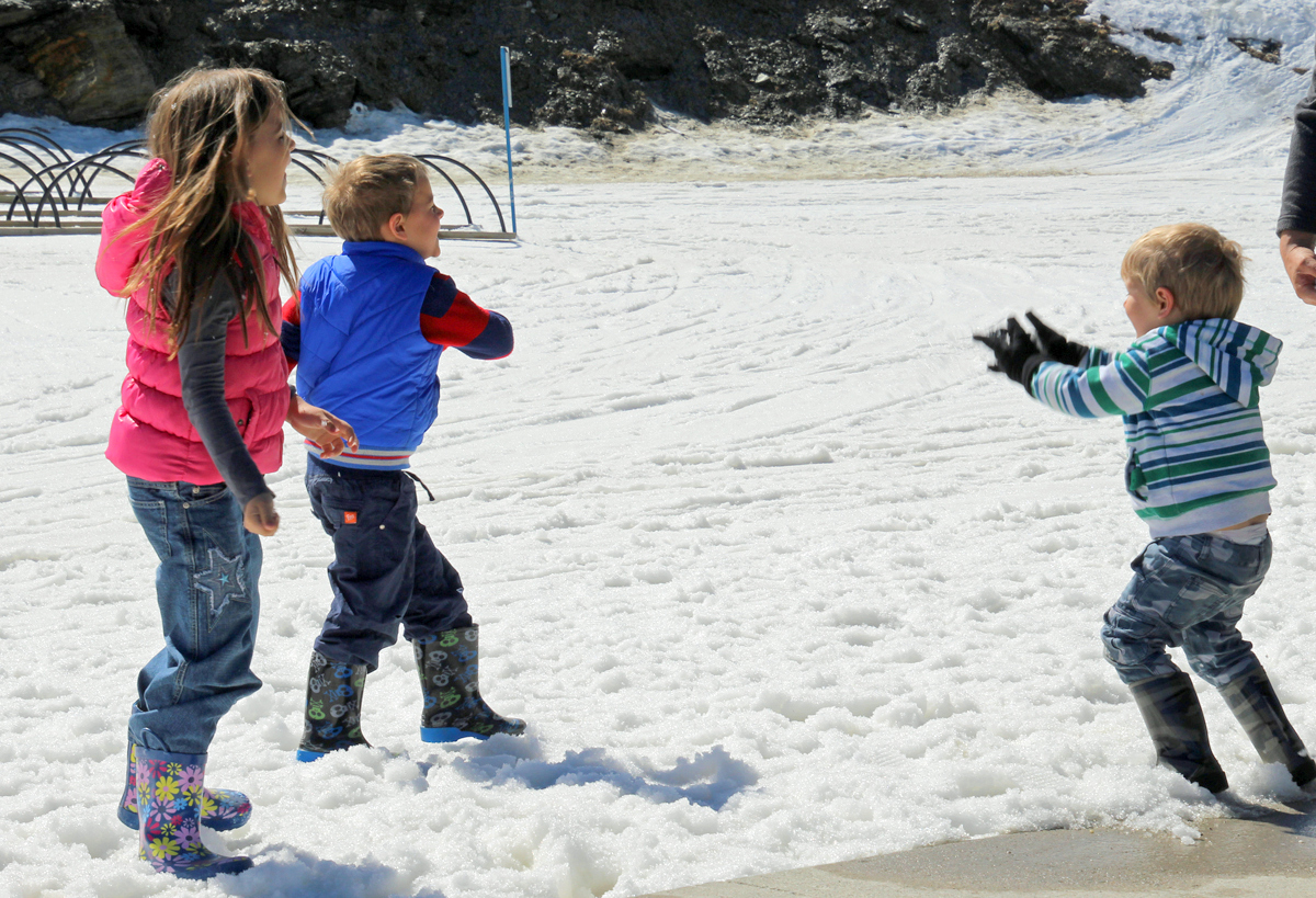 kids-in-the-snow