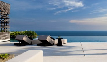 Deck-view-of-pool-and-ocean-Alila-Uluwatu